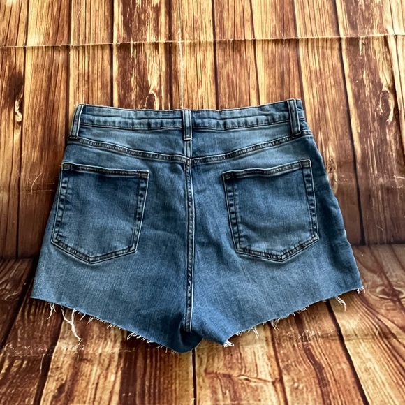 Wild Fable Women Distressed High Rise Mom Jean Shorts Size 10 - Picture 2 of 8